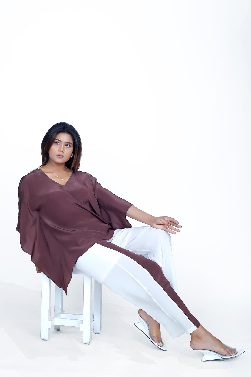 SHORT V-NECK TOP WITH FRONT STRIPE PANT
